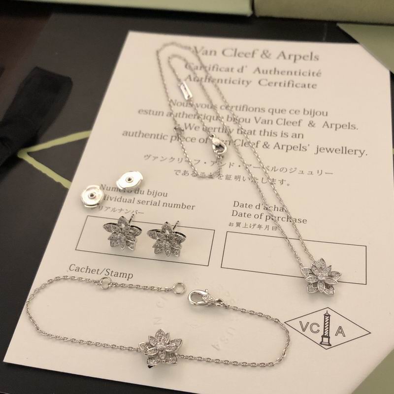 Van Cleef & Arpels suits 12yxq01